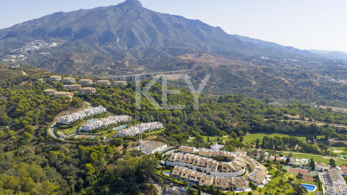 Stylish renovated townhouse with sea and mountain views in Aloha