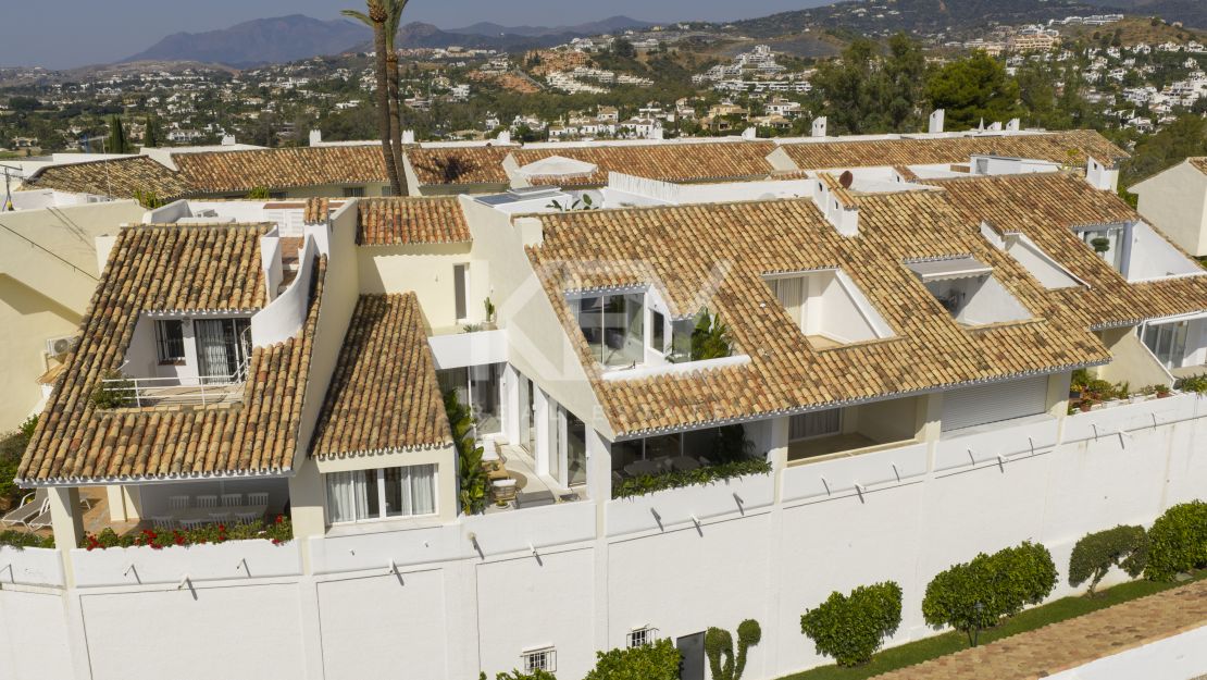 Stylish renovated townhouse with sea and mountain views in Aloha