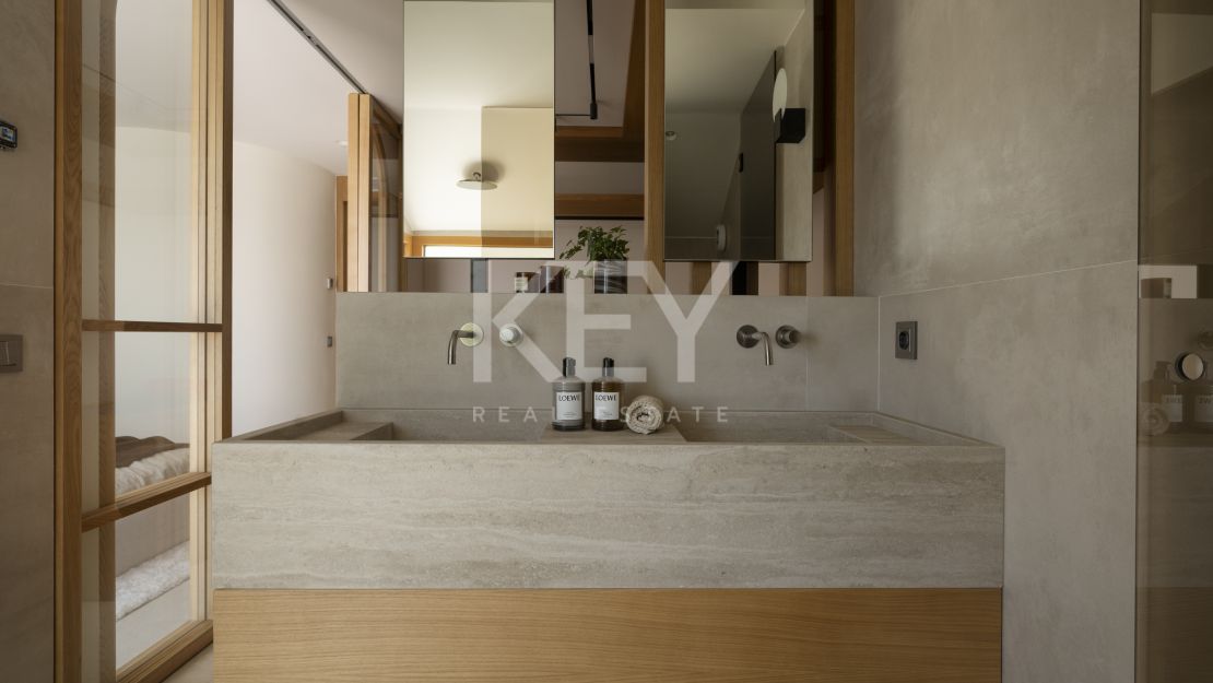 Stylish renovated townhouse with sea and mountain views in Aloha