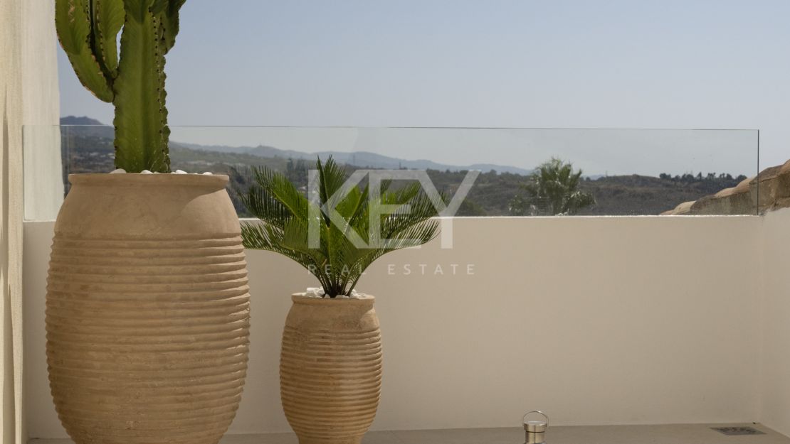 Stylish renovated townhouse with sea and mountain views in Aloha