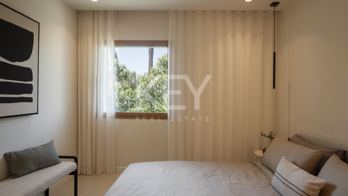 Stylish renovated townhouse with sea and mountain views in Aloha