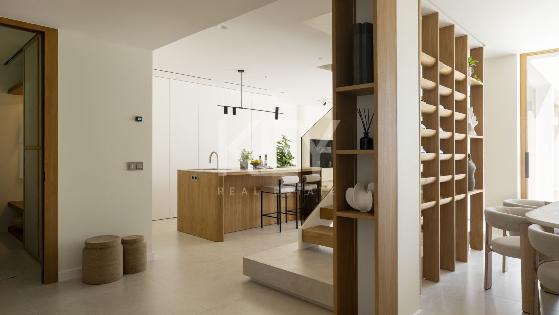 Stylish renovated townhouse with sea and mountain views in Aloha