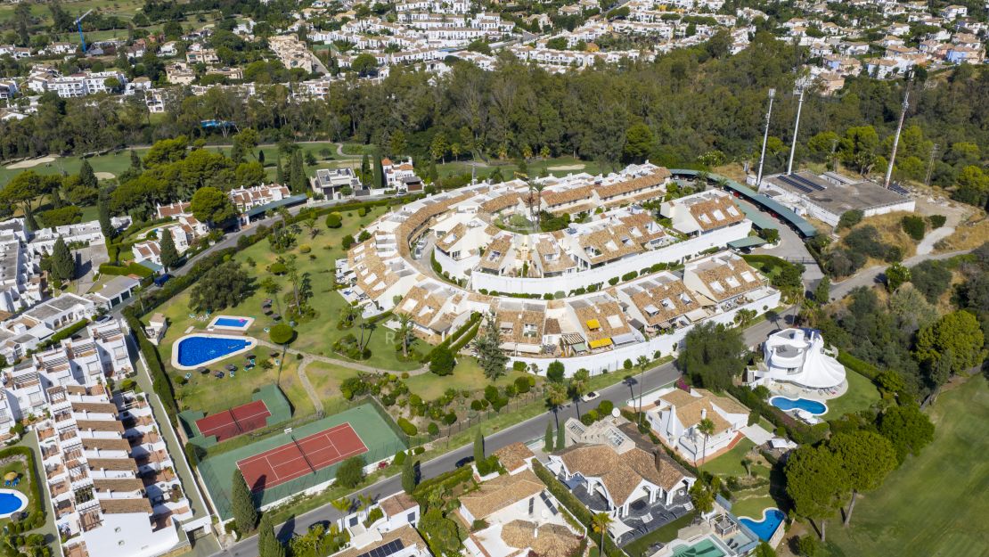 Stylish renovated townhouse with sea and mountain views in Aloha