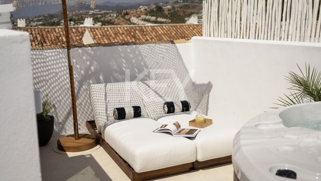 Stylish renovated townhouse with sea and mountain views in Aloha