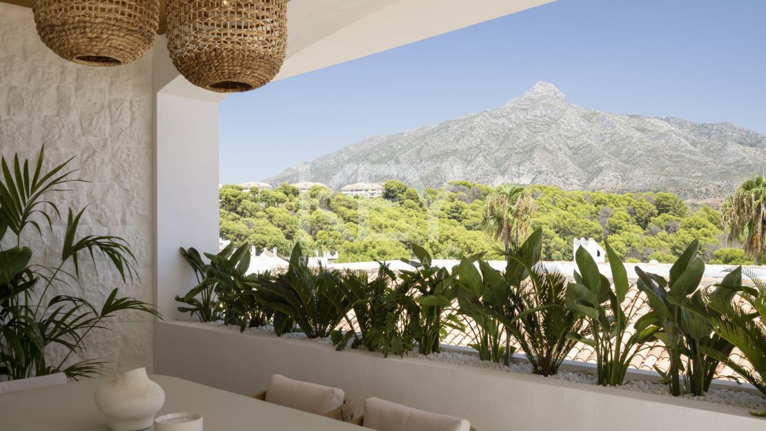 Stylish renovated townhouse with sea and mountain views in Aloha