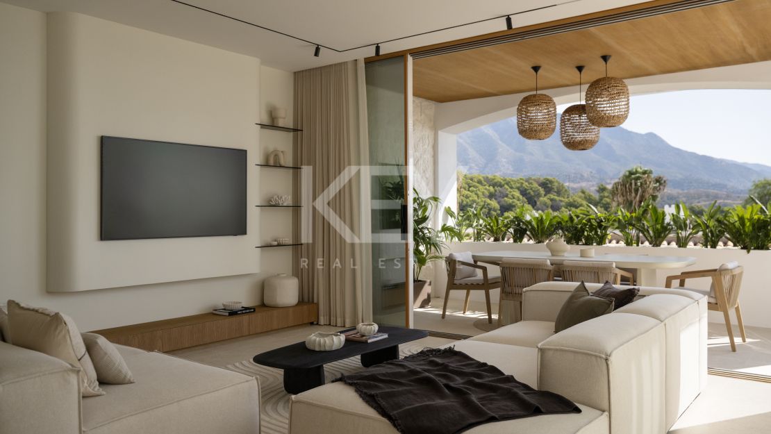 Stylish renovated townhouse with sea and mountain views in Aloha