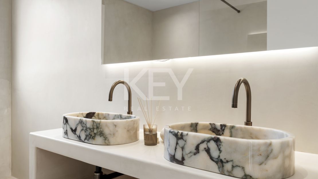 Стильная обновлённая вилла в Ла Алькерия, Бенахавис