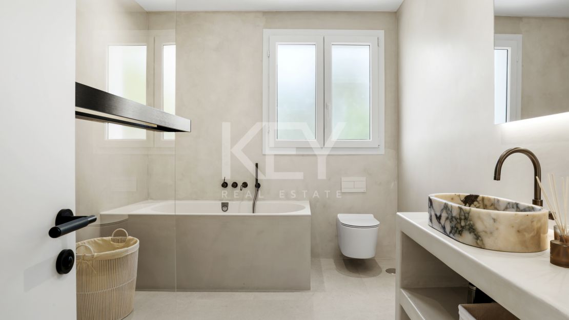 Стильная обновлённая вилла в Ла Алькерия, Бенахавис