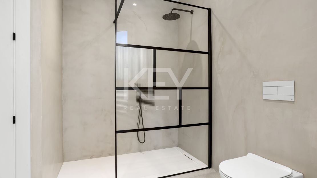 Стильная обновлённая вилла в Ла Алькерия, Бенахавис