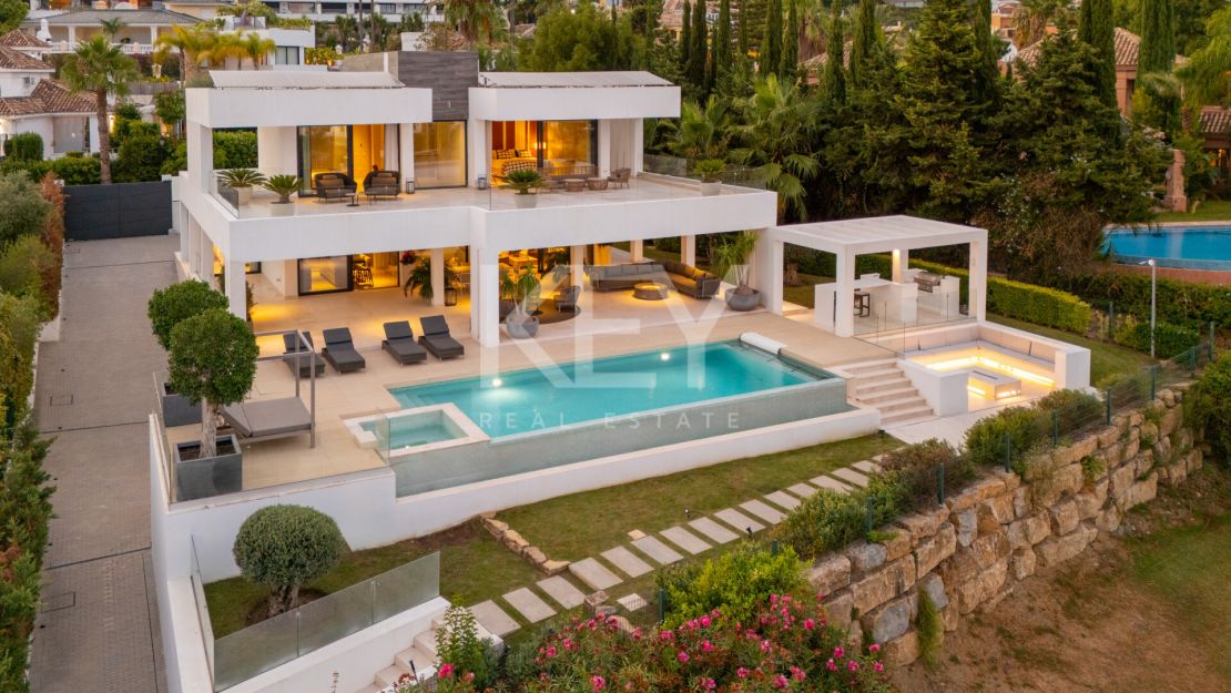 Contemporary golf-front villa in Nueva Andalucía