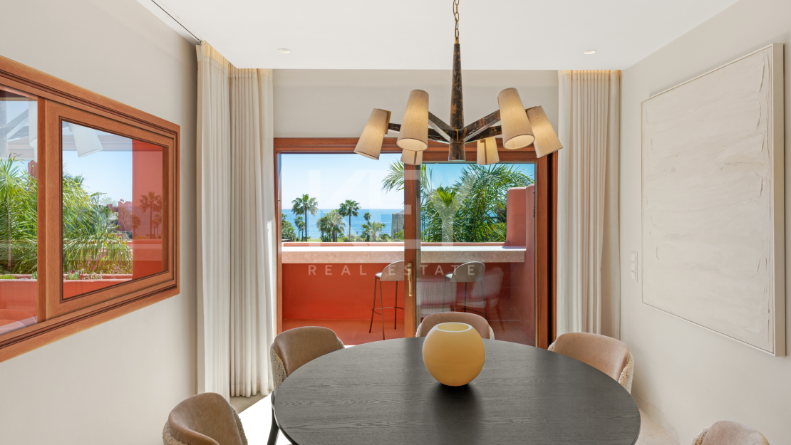 Утонченный дуплексный пентхаус с частной сауной и видом на море