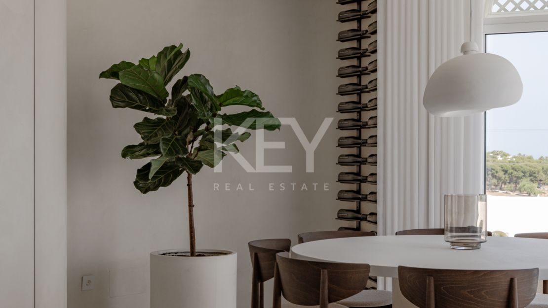 Ático dúplex reformado con vistas al mar en la Milla de Oro  Russian: