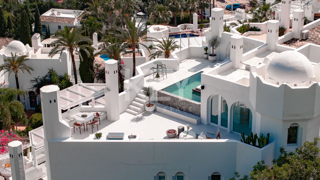 Ático dúplex reformado con vistas al mar en la Milla de Oro  Russian: