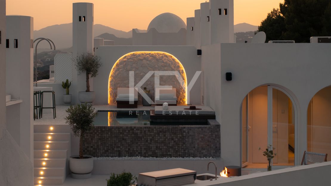 Ático dúplex reformado con vistas al mar en la Milla de Oro  Russian: