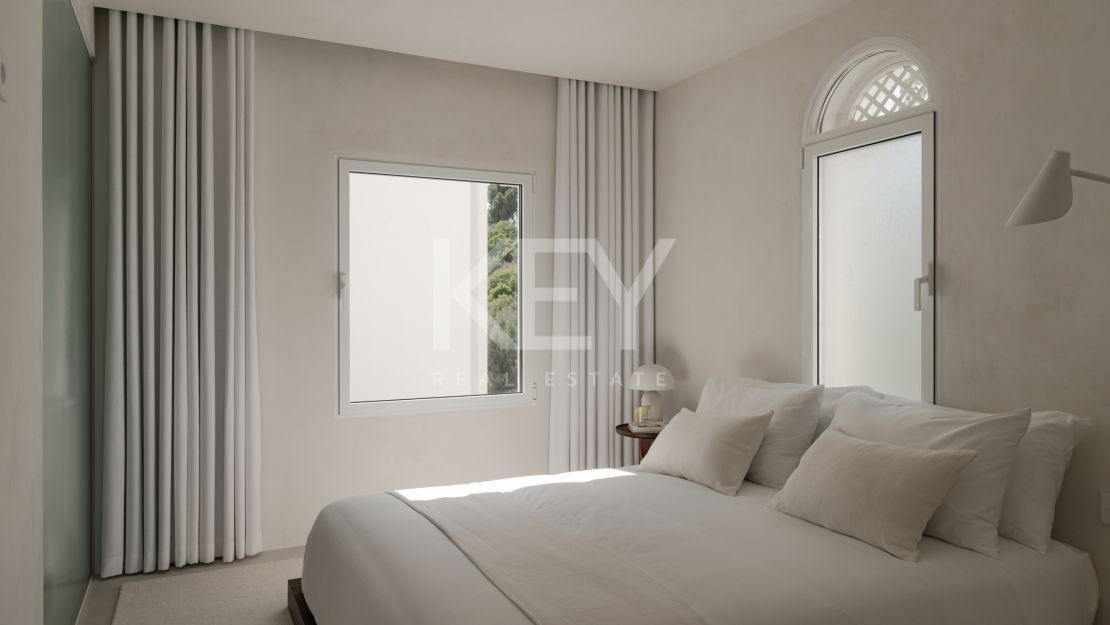 Ático dúplex reformado con vistas al mar en la Milla de Oro  Russian: