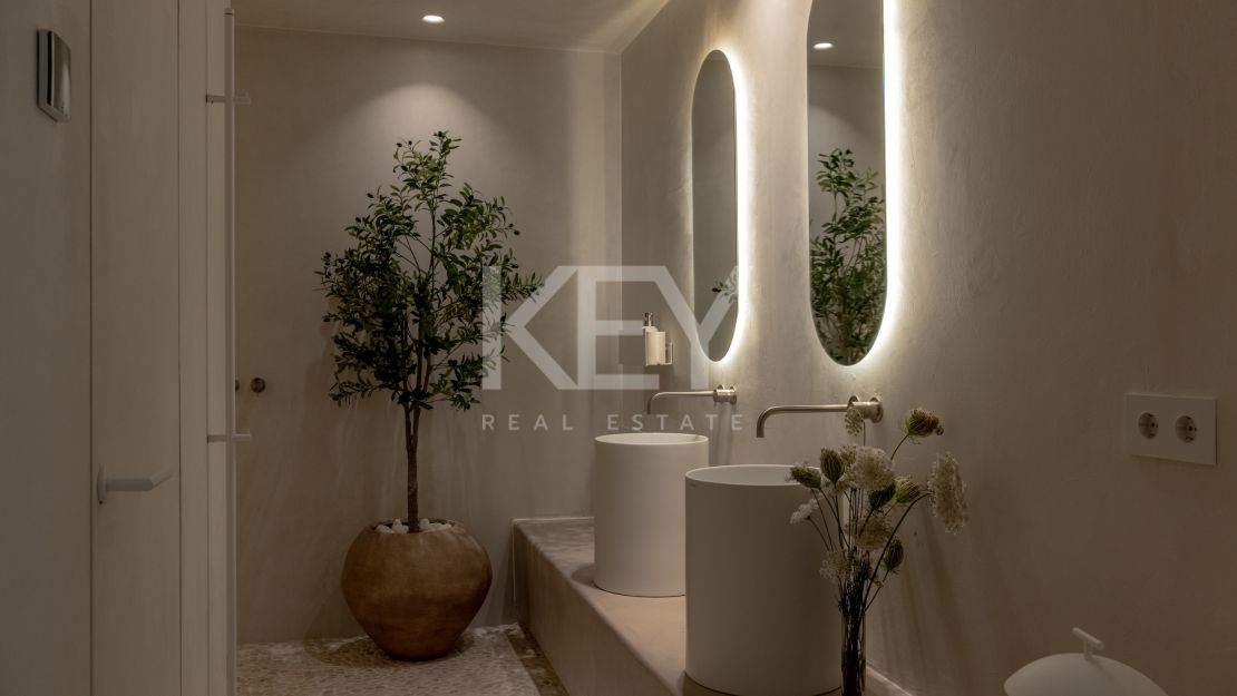 Ático dúplex reformado con vistas al mar en la Milla de Oro  Russian: