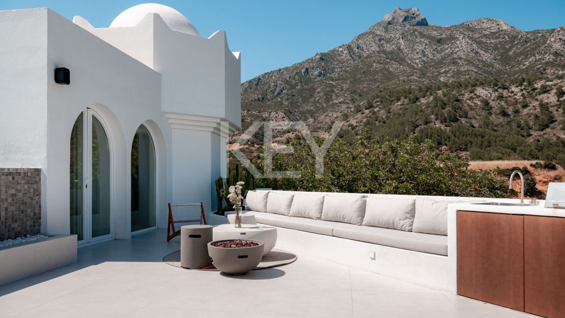 Ático dúplex reformado con vistas al mar en la Milla de Oro  Russian: