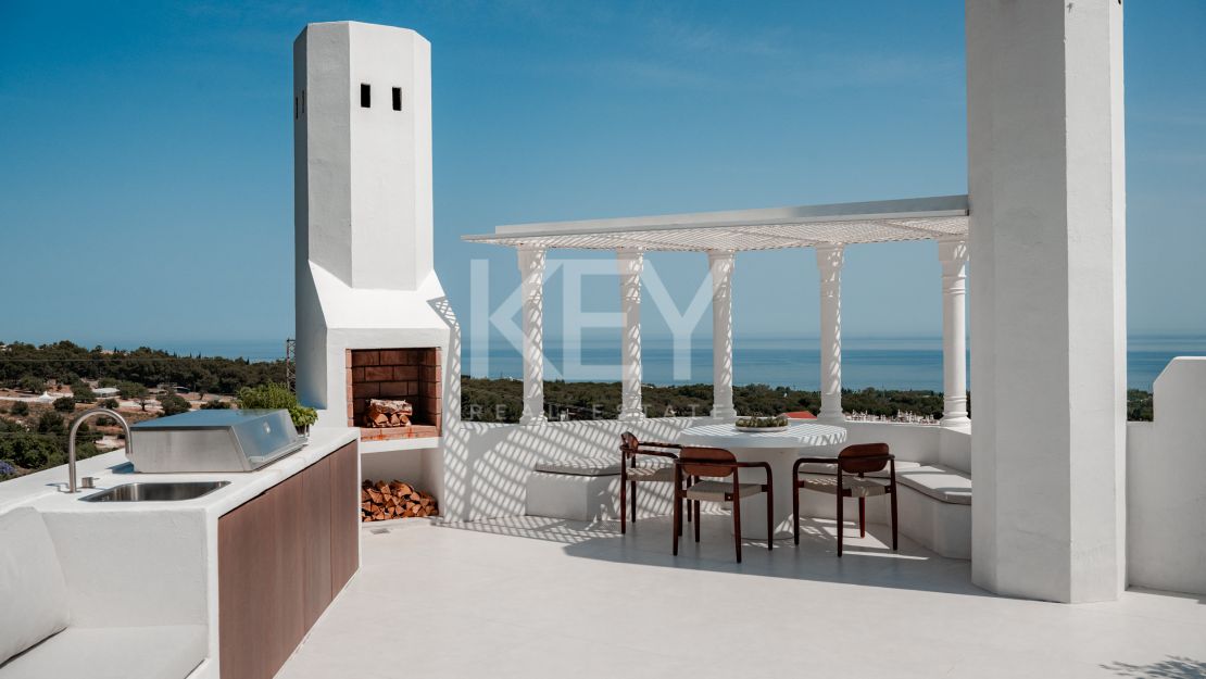 Ático dúplex reformado con vistas al mar en la Milla de Oro  Russian: