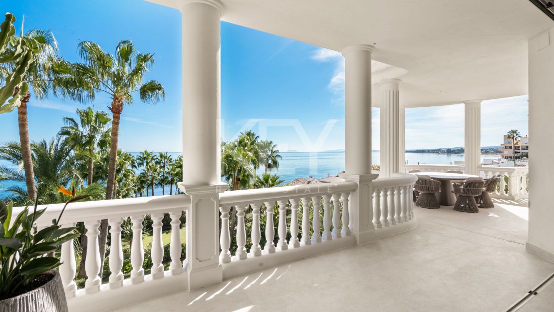 Apartamento excepcional en primera línea de playa en Las Dunas Park, Estepona