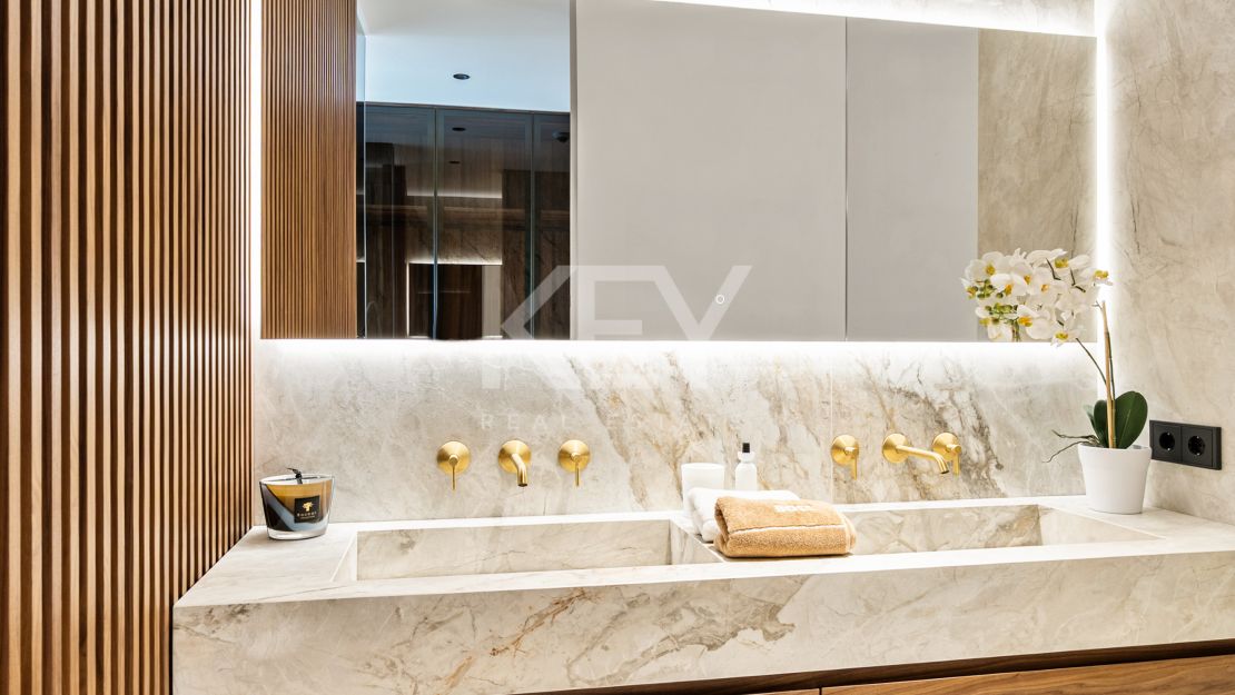 Apartamento excepcional en primera línea de playa en Las Dunas Park, Estepona