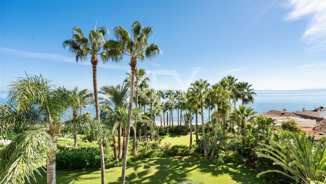 Apartamento excepcional en primera línea de playa en Las Dunas Park, Estepona