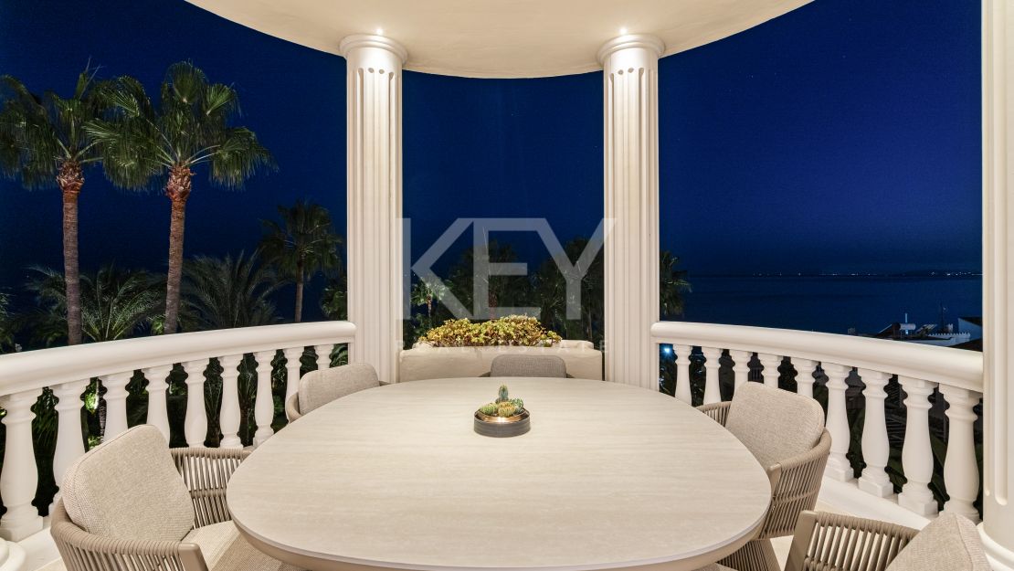 Apartamento excepcional en primera línea de playa en Las Dunas Park, Estepona