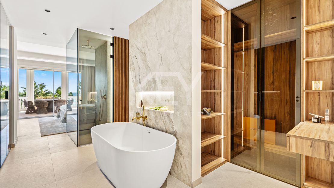 Apartamento excepcional en primera línea de playa en Las Dunas Park, Estepona