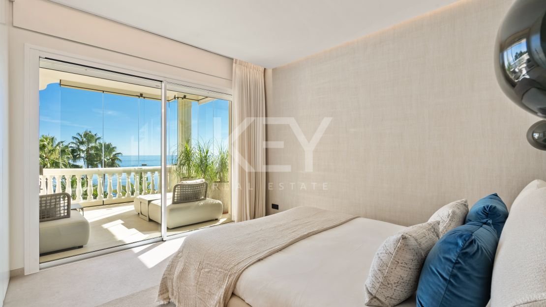 Apartamento excepcional en primera línea de playa en Las Dunas Park, Estepona