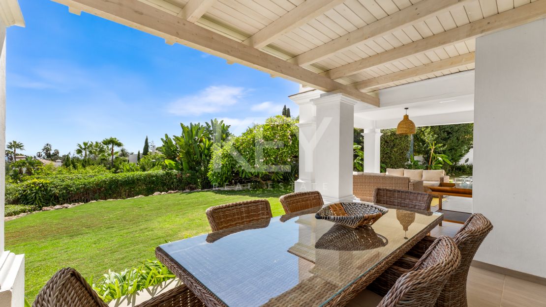Элегантная вилла в андалузском стиле с панорамным видом на Средиземное море в Новой Андалусии