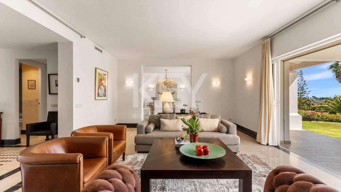 Элегантная вилла в андалузском стиле с панорамным видом на Средиземное море в Новой Андалусии