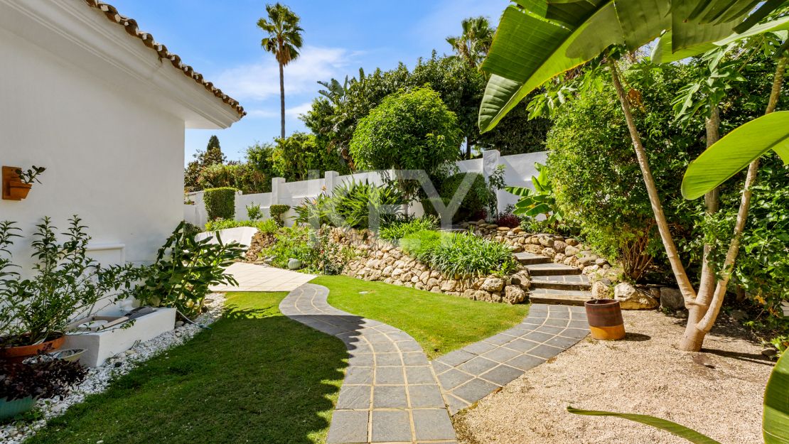 Элегантная вилла в андалузском стиле с панорамным видом на Средиземное море в Новой Андалусии