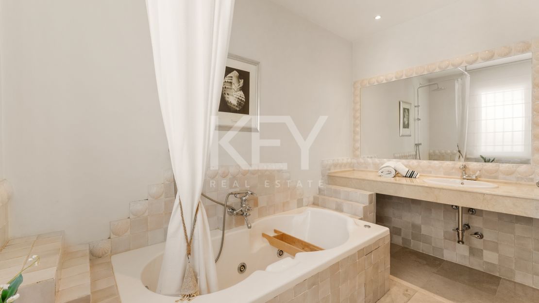 Элегантная вилла в андалузском стиле с панорамным видом на Средиземное море в Новой Андалусии