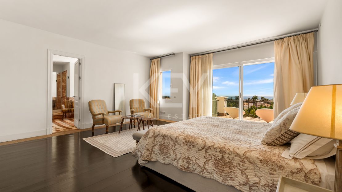 Элегантная вилла в андалузском стиле с панорамным видом на Средиземное море в Новой Андалусии