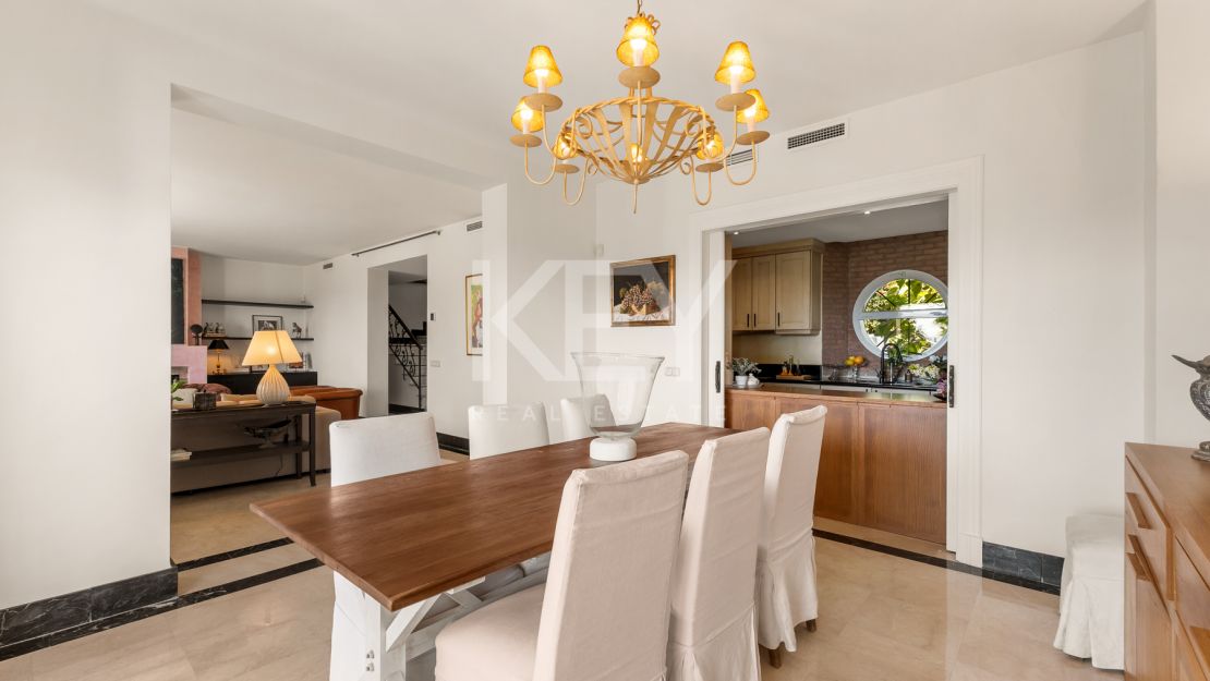 Элегантная вилла в андалузском стиле с панорамным видом на Средиземное море в Новой Андалусии