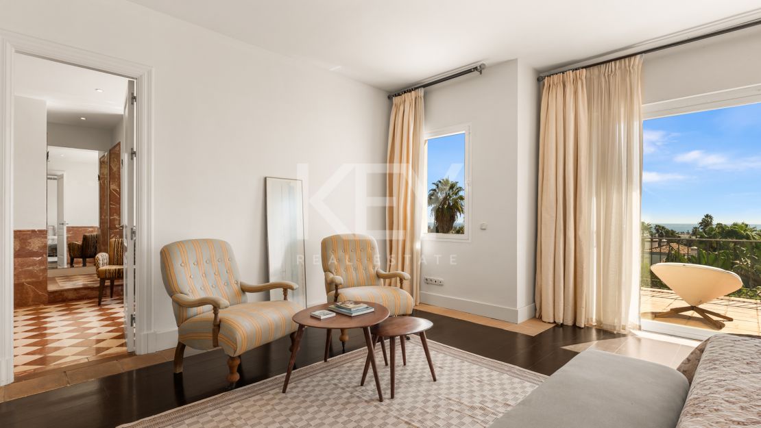 Элегантная вилла в андалузском стиле с панорамным видом на Средиземное море в Новой Андалусии