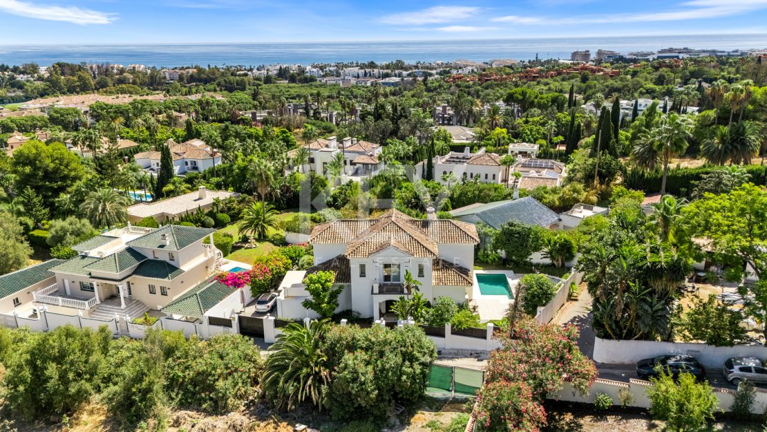 Элегантная вилла в андалузском стиле с панорамным видом на Средиземное море в Новой Андалусии