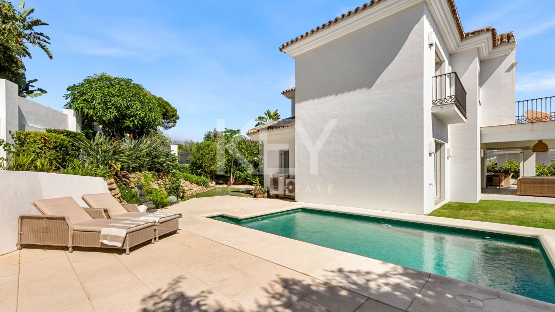 Элегантная вилла в андалузском стиле с панорамным видом на Средиземное море в Новой Андалусии