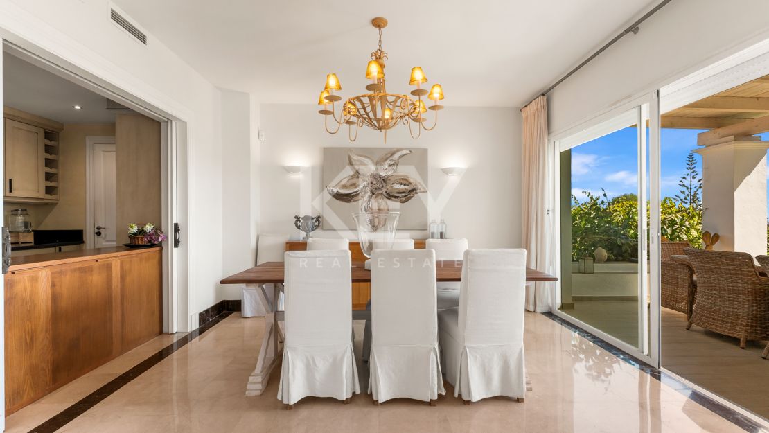 Элегантная вилла в андалузском стиле с панорамным видом на Средиземное море в Новой Андалусии