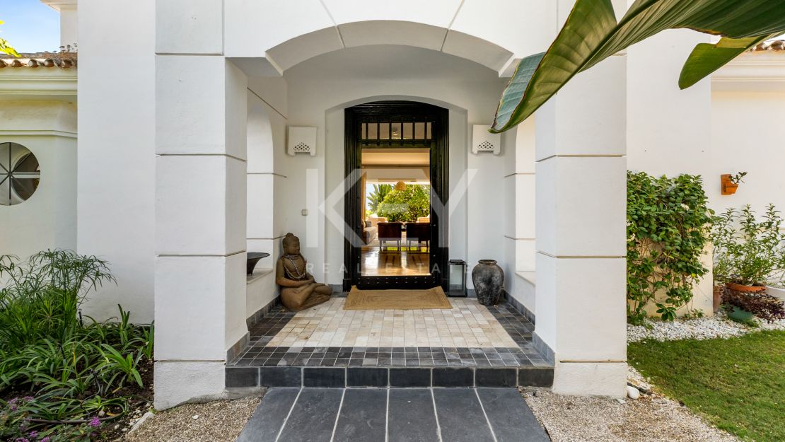 Элегантная вилла в андалузском стиле с панорамным видом на Средиземное море в Новой Андалусии