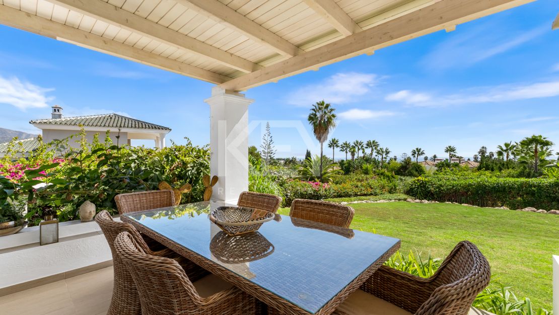 Элегантная вилла в андалузском стиле с панорамным видом на Средиземное море в Новой Андалусии