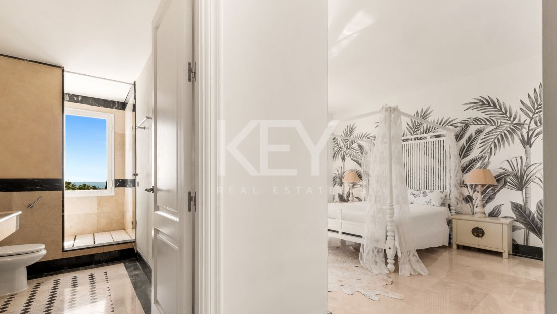 Элегантная вилла в андалузском стиле с панорамным видом на Средиземное море в Новой Андалусии