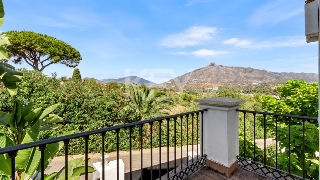 Элегантная вилла в андалузском стиле с панорамным видом на Средиземное море в Новой Андалусии