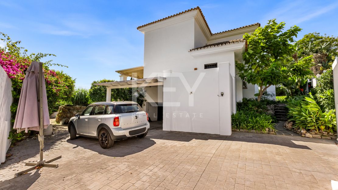 Элегантная вилла в андалузском стиле с панорамным видом на Средиземное море в Новой Андалусии