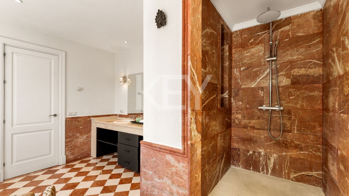 Элегантная вилла в андалузском стиле с панорамным видом на Средиземное море в Новой Андалусии