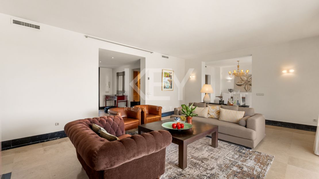 Элегантная вилла в андалузском стиле с панорамным видом на Средиземное море в Новой Андалусии