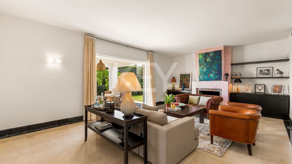 Элегантная вилла в андалузском стиле с панорамным видом на Средиземное море в Новой Андалусии