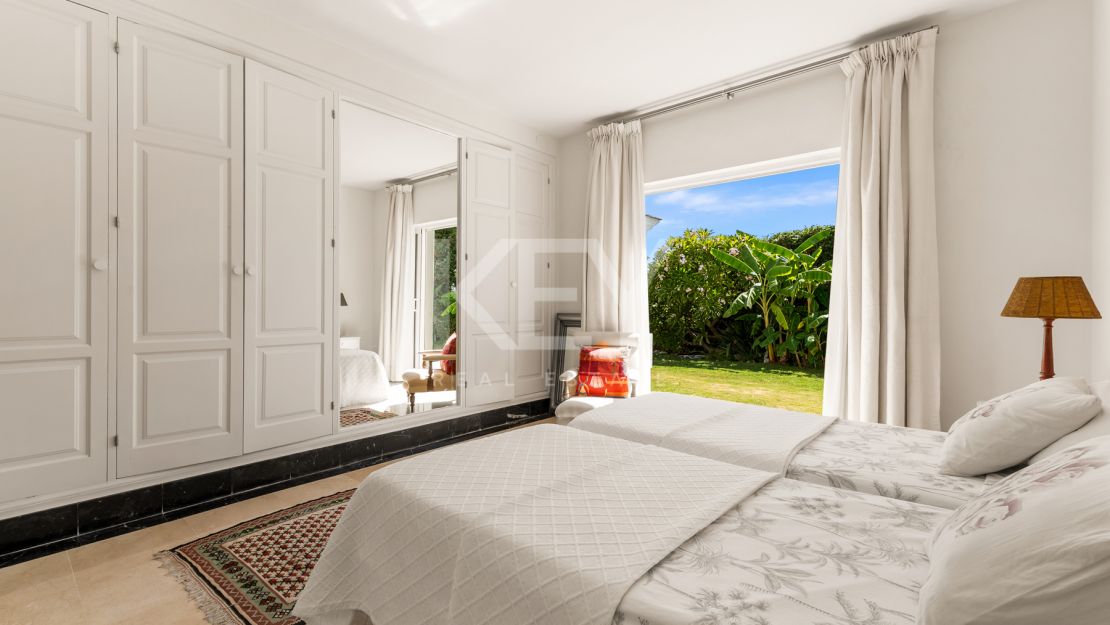 Элегантная вилла в андалузском стиле с панорамным видом на Средиземное море в Новой Андалусии