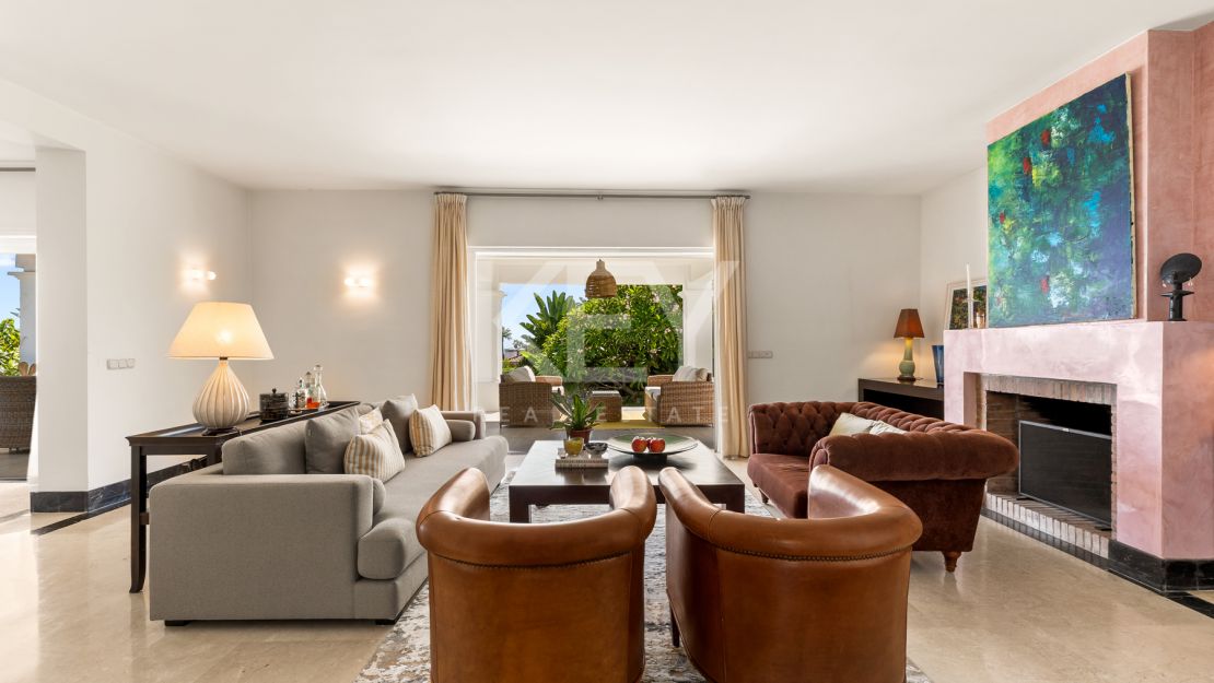 Элегантная вилла в андалузском стиле с панорамным видом на Средиземное море в Новой Андалусии