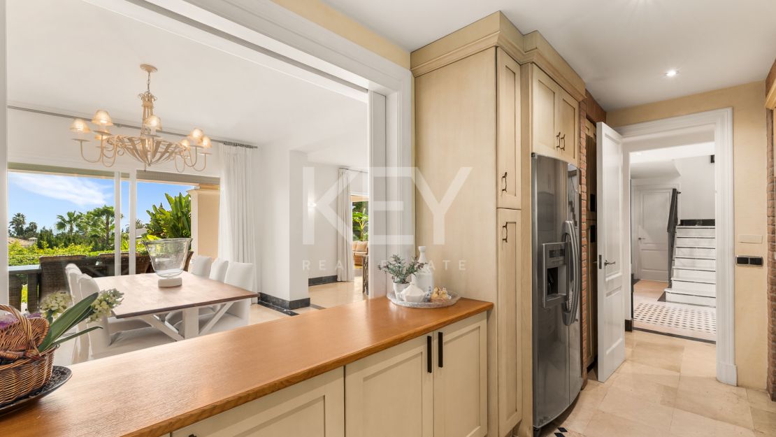 Элегантная вилла в андалузском стиле с панорамным видом на Средиземное море в Новой Андалусии