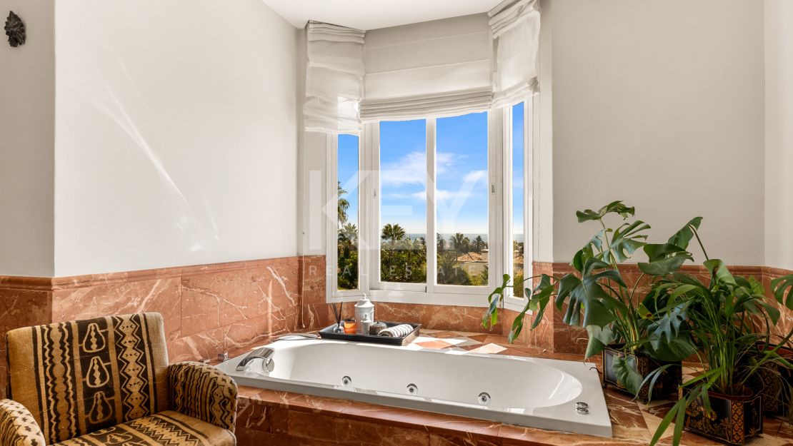 Элегантная вилла в андалузском стиле с панорамным видом на Средиземное море в Новой Андалусии